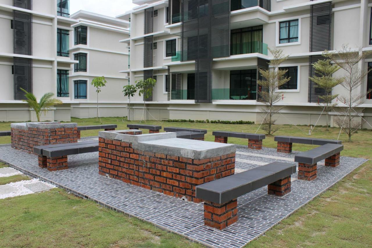 The Meadow Park Apartment Kampar Bagian luar foto