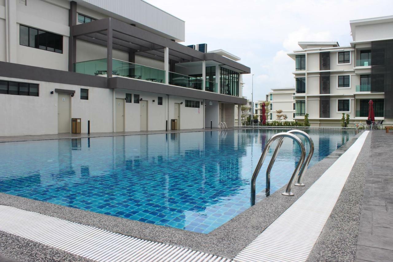 The Meadow Park Apartment Kampar Bagian luar foto